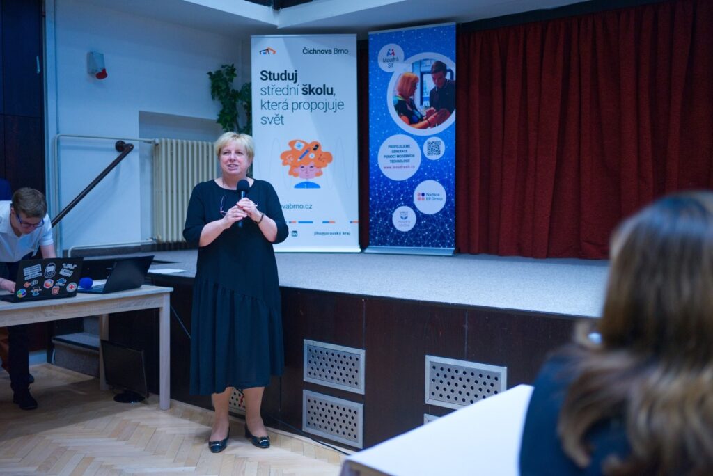 Odpoledne se seniory na naší škole - Střední škola informatiky, poštovnictví a finančnictví Brno