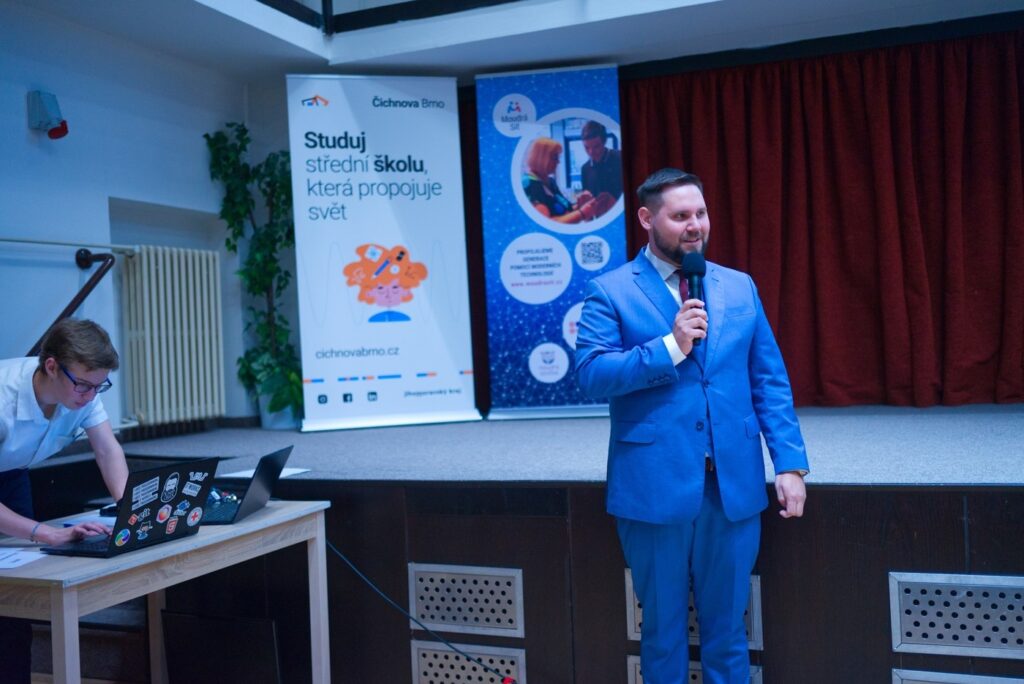 Odpoledne se seniory na naší škole - Střední škola informatiky, poštovnictví a finančnictví Brno