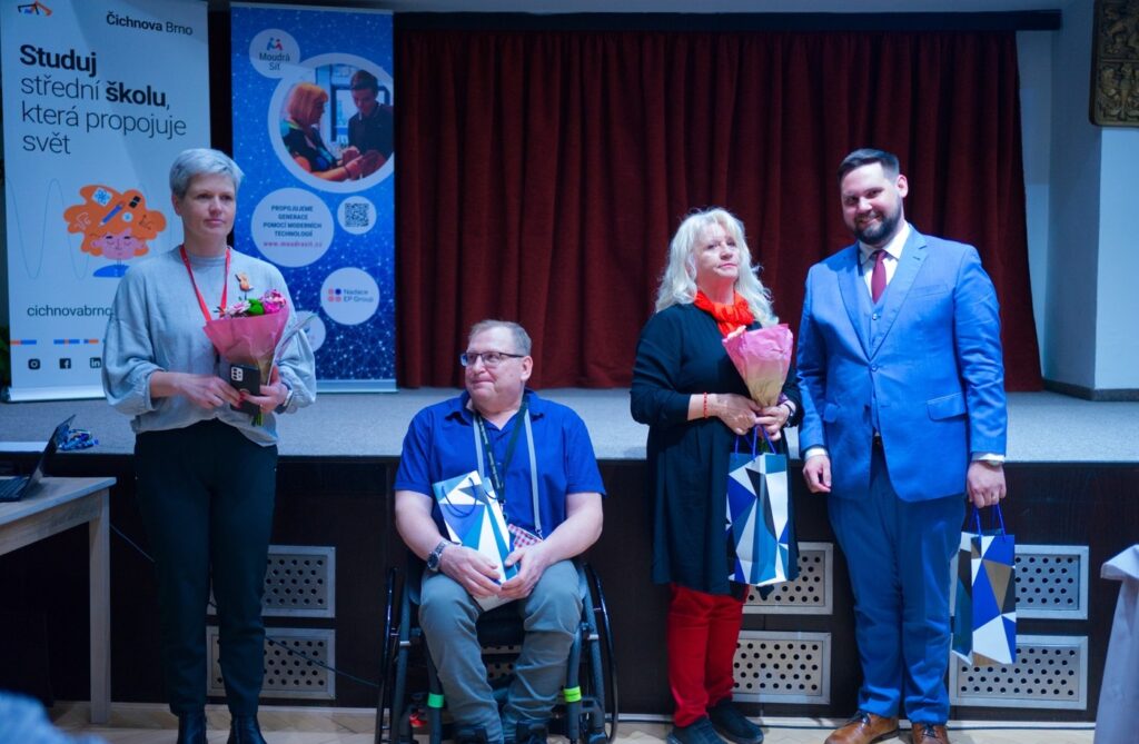 Odpoledne se seniory na naší škole - Střední škola informatiky, poštovnictví a finančnictví Brno