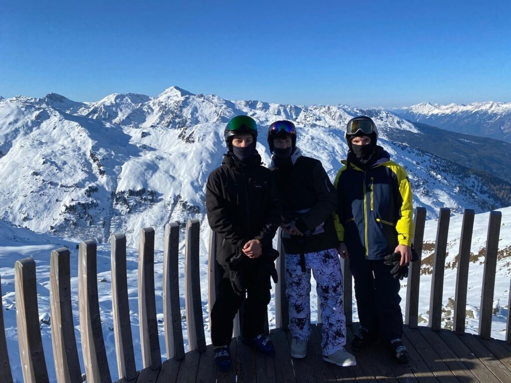 Lyžařský a snowboardový kurz - Střední škola informatiky, poštovnictví a finančnictví Brno