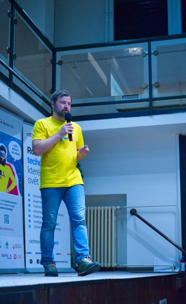 Odpoledne se seniory na naší škole - Střední škola informatiky, poštovnictví a finančnictví Brno