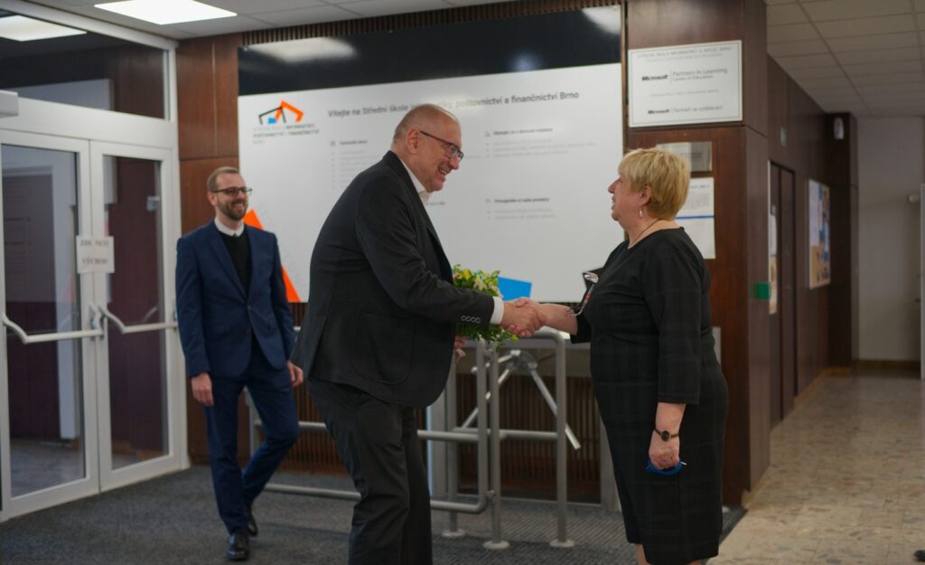 Návštěva ministra školství na naší škole - Střední škola informatiky, poštovnictví a finančnictví Brno
