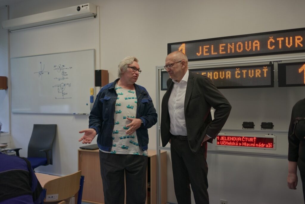 Návštěva ministra školství na naší škole - Střední škola informatiky, poštovnictví a finančnictví Brno