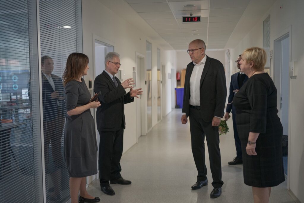 Návštěva ministra školství na naší škole - Střední škola informatiky, poštovnictví a finančnictví Brno